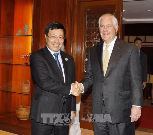 Phó Thủ tướng, Bộ trưởng Ngoại giao Phạm Bình Minh gặp Ngoại trưởng Hoa Kỳ Rex Tillerson ảnh 1