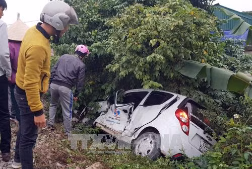 Bị tàu hỏa đâm trực diện, xe ô tô 4 chỗ văng xa hơn 20 mét ảnh 2