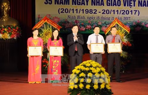  Tri ân nhà giáo có nhiều cống hiến cho sự nghiệp giáo dục ảnh 2