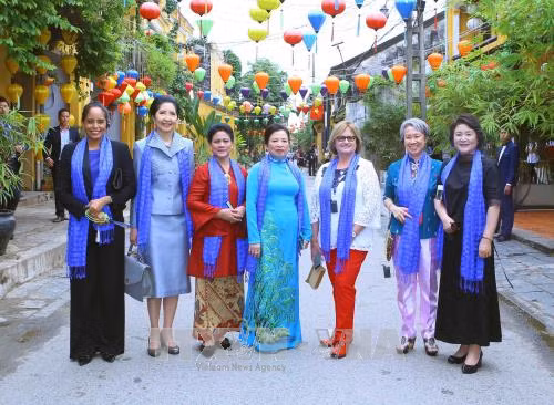 Phu nhân lãnh đạo các nền kinh tế APEC 2017 tham quan phố cổ Hội An ảnh 1
