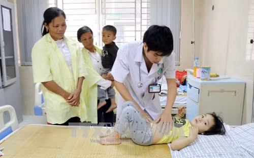 145 trẻ mầm non nhập viện nghi do bị ngộ độc thức ăn ảnh 1