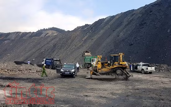 Xe công ty môi trường đô thị vào mỏ than để đổ rác ảnh 1