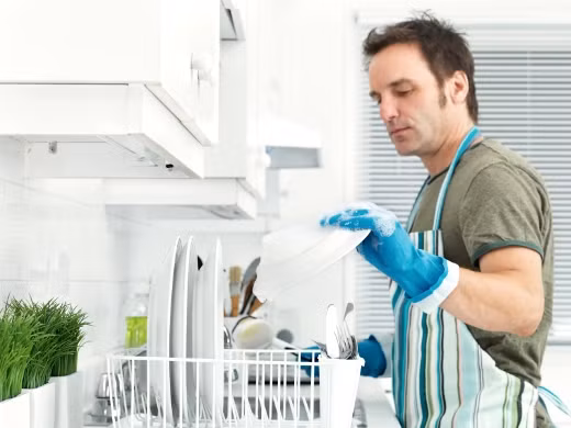 Bị vợ ly dị sau hai tuần kết hôn vì thích làm việc nhà ảnh 1