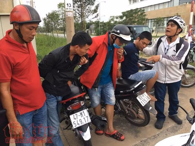 Hiệp sĩ Bình Dương bắt nóng hai đối tượng trộm xe máy ảnh 1