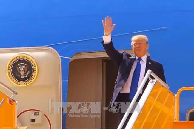 Những hình ảnh đầu tiên Tổng thống Mỹ Donald Trump đặt chân xuống Đà Nẵng ảnh 1
