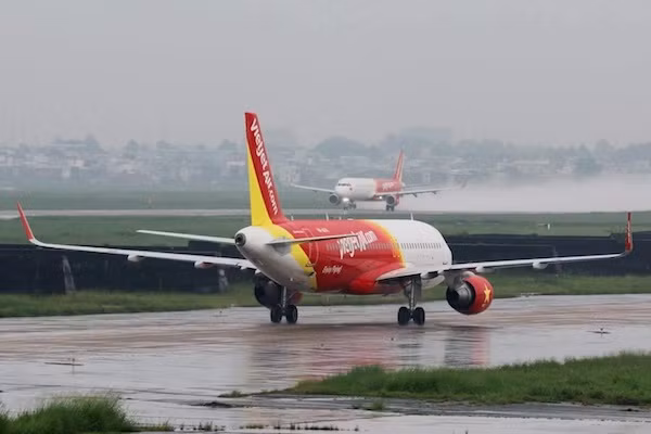 Các hãng hàng không điều chỉnh kế hoạch bay do ảnh hưởng của bão số 14 ảnh 1