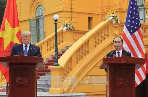 Chủ tịch nước Trần Đại Quang và Tổng thống Hoa Kỳ Donald Trump chủ trì họp báo ảnh 1