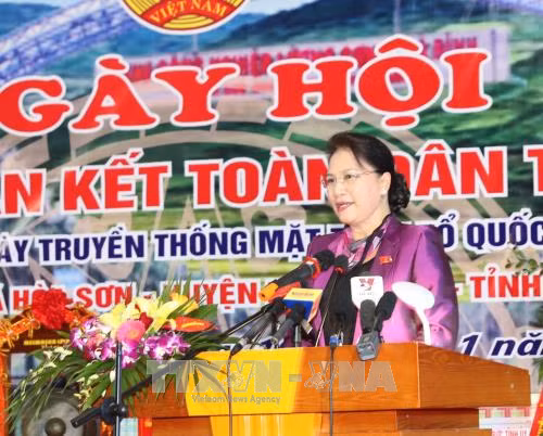 Chủ tịch Quốc hội dự Ngày hội Đại đoàn kết toàn dân tộc tại tỉnh Hòa Bình ảnh 1