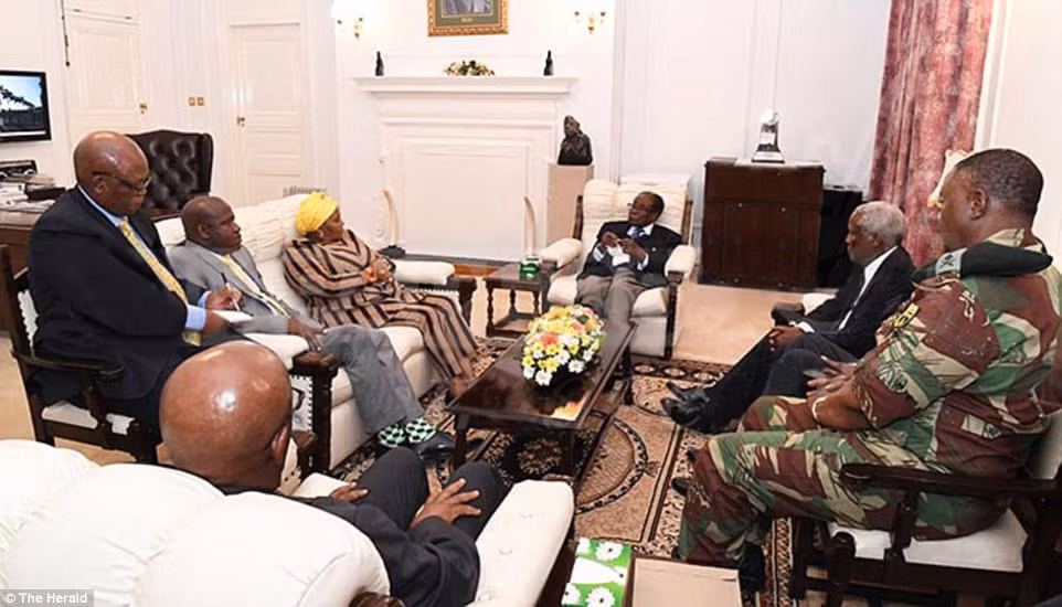 Lộ ảnh sau khi bị quản thúc tại gia, số phận của Tổng thống Zimbabwe đã được định đoạt? ảnh 2