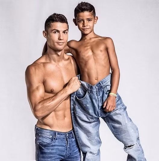Bố con Cristiano Ronaldo tưng bừng khoe cơ bắp ra mắt thương hiệu thời trang CR7 mới ảnh 1