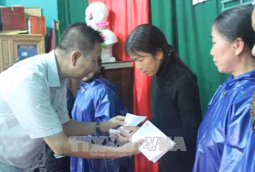 Khẩn trương khắc phục hậu quả lũ lụt, hỗ trợ nhân dân ổn định cuộc sống ảnh 1