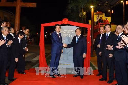 Thủ tướng Nguyễn Xuân Phúc và Thủ tướng Nhật Bản Shinzo Abe tham quan phố cổ Hội An ảnh 2