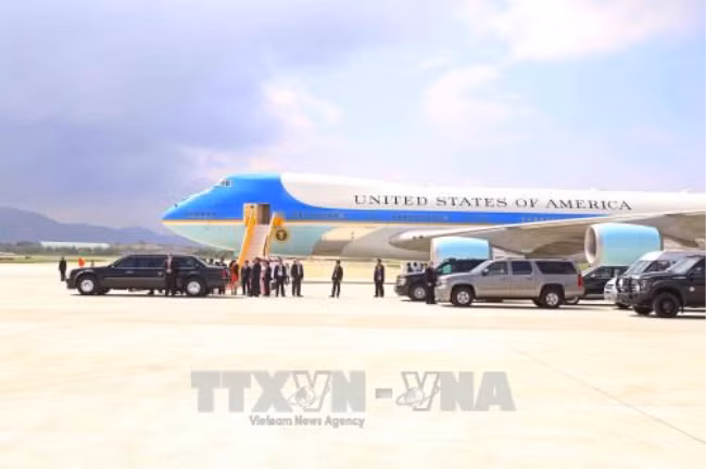 Những hình ảnh đầu tiên Tổng thống Mỹ Donald Trump đặt chân xuống Đà Nẵng ảnh 5
