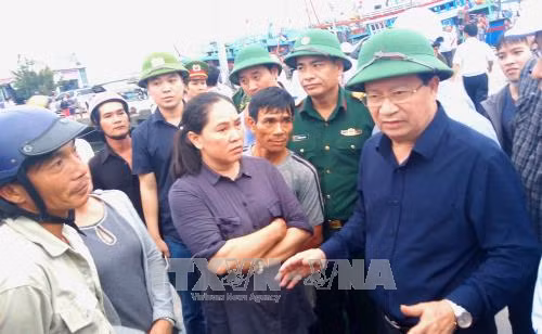 Phó Thủ tướng Trịnh Đình Dũng kiểm tra công tác phòng chống bão số 14 ảnh 1