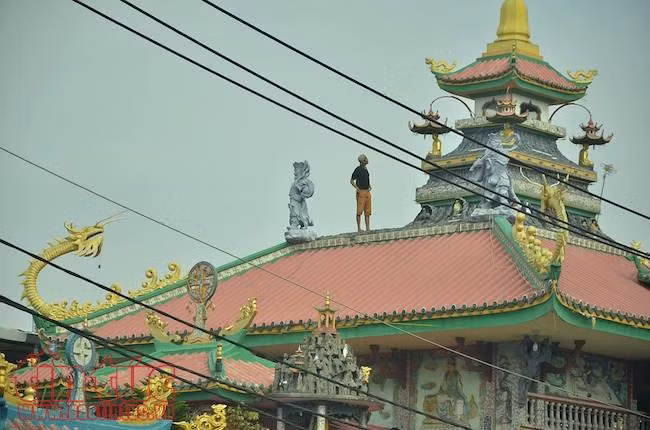 Nam thanh niên ‘cố thủ’ nhiều giờ trên nóc chùa ảnh 1