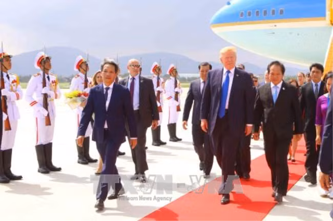 Những hình ảnh đầu tiên Tổng thống Mỹ Donald Trump đặt chân xuống Đà Nẵng ảnh 4