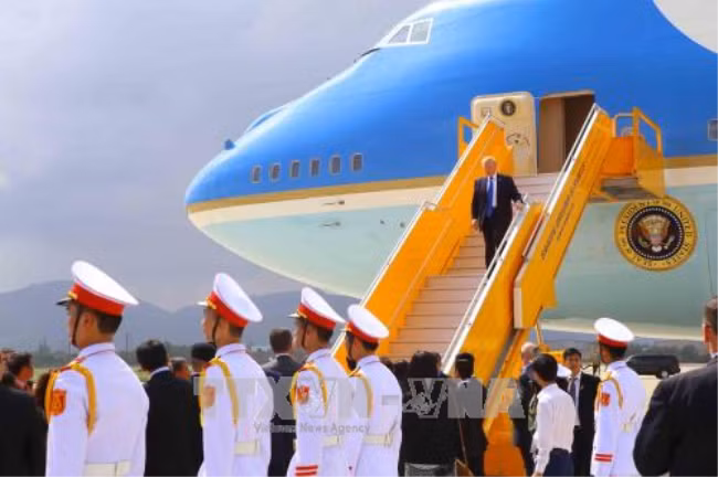 Những hình ảnh đầu tiên Tổng thống Mỹ Donald Trump đặt chân xuống Đà Nẵng ảnh 2