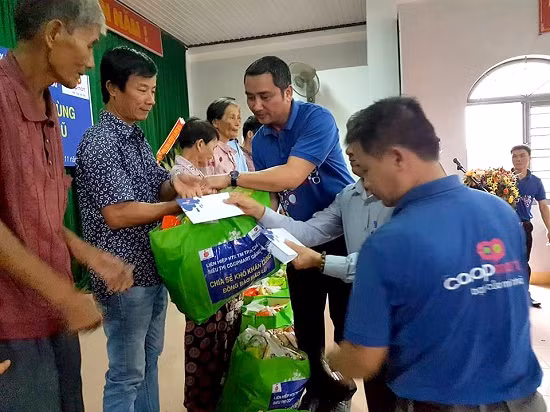 TP Hồ Chí Minh chia sẻ khó khăn cùng bà con bị ảnh hưởng bão số 12 ảnh 1