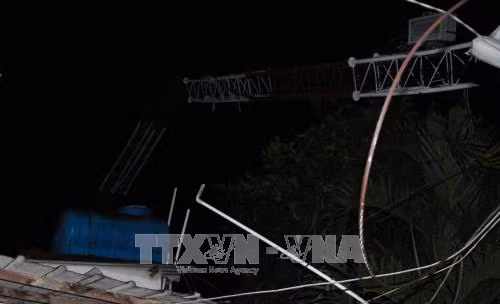 Mưa to gió lớn khiến cột thu phát sóng đổ đè sập nhà dân ảnh 2