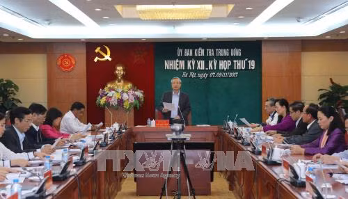 'Nóng' chuyện đề án đào tạo 9.000 tiến sĩ và khán giả 19 tuổi quay phát trực tiếp phim từ rạp ảnh 2