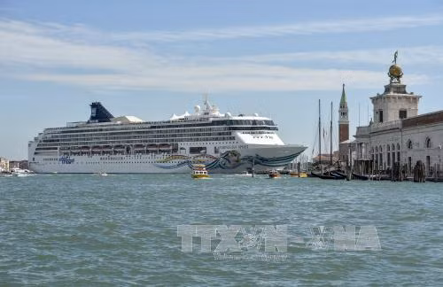 Italy cấm tàu du lịch lớn đi qua trung tâm thành phố Venice ảnh 1