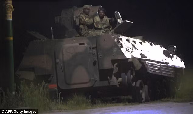 Xe tăng dồn dập về thủ đô Zimbabwe sau lời đe dọa ‘can thiệp’ của Tư lệnh quân đội ảnh 4