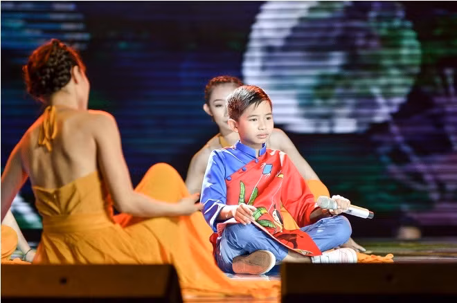 The Voice Kids 2017: Đình Tâm lần đầu tiên biết múa trong 'Giọt sương bay lên' ảnh 2