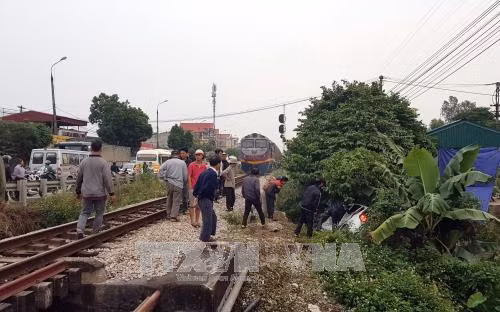 Bị tàu hỏa đâm trực diện, xe ô tô 4 chỗ văng xa hơn 20 mét ảnh 1