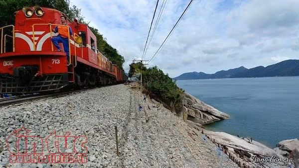 Thông tuyến đường sắt Bắc - Nam đoạn qua Đèo Cả sau sự cố ảnh 1