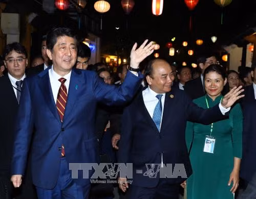 Thủ tướng Nguyễn Xuân Phúc và Thủ tướng Nhật Bản Shinzo Abe tham quan phố cổ Hội An ảnh 1