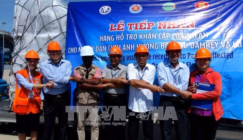 Tiếp nhận hàng của ASEAN cứu trợ người dân bị ảnh hưởng bão số 12 ảnh 1