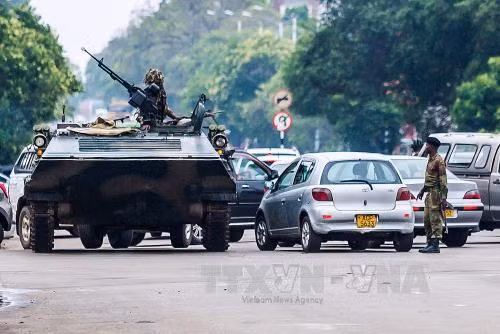 Quân đội Zimbabwe bắt đồng minh của Tổng thống Mugabe ảnh 1