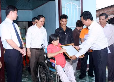 Quỹ 'Vì nỗi đau da cam' trao tặng 10 căn nhà tình thương ảnh 1