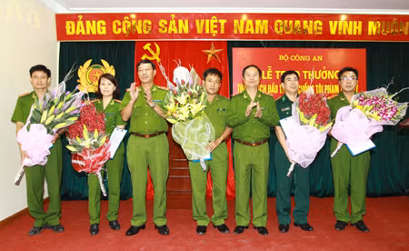 Bắt ba người nước ngoài vận chuyển 60 bánh heroin ảnh 1