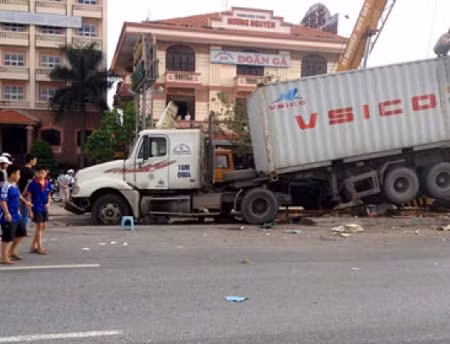 Xe container đâm nhà chờ xe buýt, 5 người thương vong ảnh 1