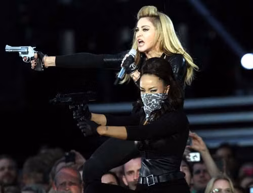 Sir Elton John ví Madonna với vũ công thoát y ảnh 1