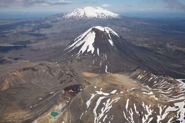 Núi lửa Tongariro phun trào sau hơn 100 năm 'ngủ yên' ảnh 1