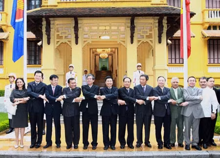 Kéo cờ Asean và quốc kỳ Việt Nam tại Hà Nội ảnh 1
