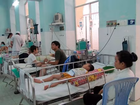Viện phí mới: Người bệnh và bảo hiểm đều... lo ảnh 1