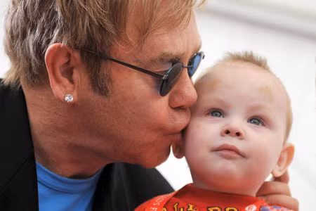 Elton John muốn David Beckham dạy con trai đá bóng ảnh 1