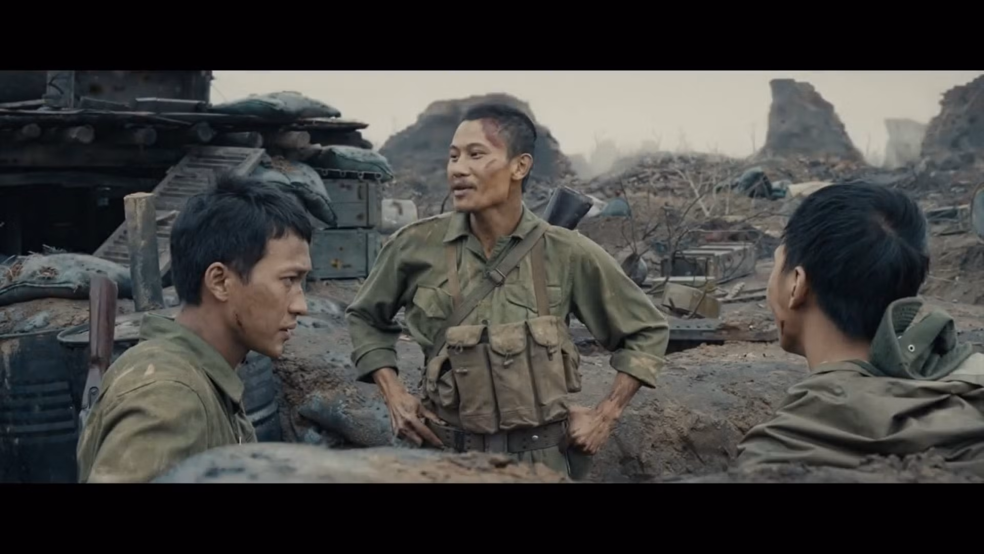 'Mưa đỏ' lập nhiều kỷ lục