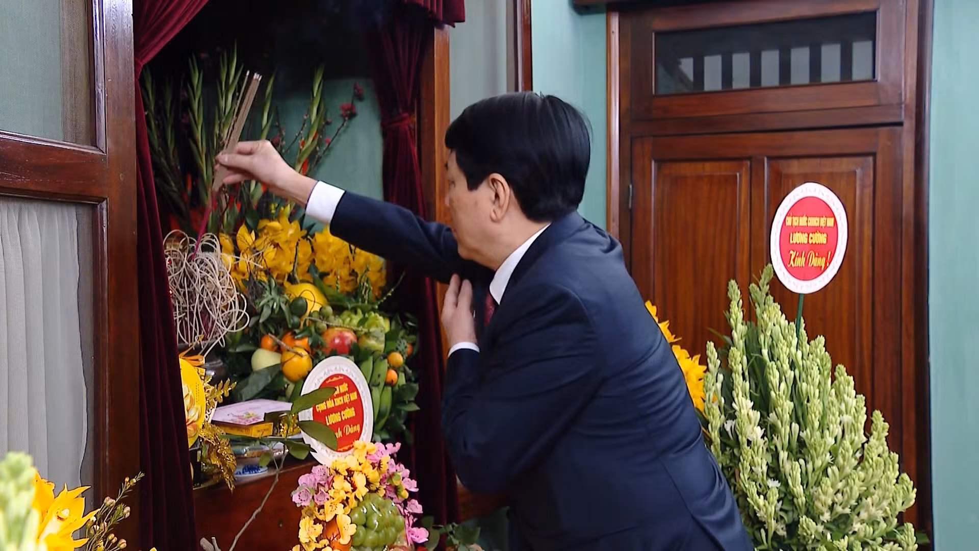 Chủ tịch nước dâng hương tưởng niệm Chủ tịch Hồ Chí Minh trong ngày đầu xuân mới
