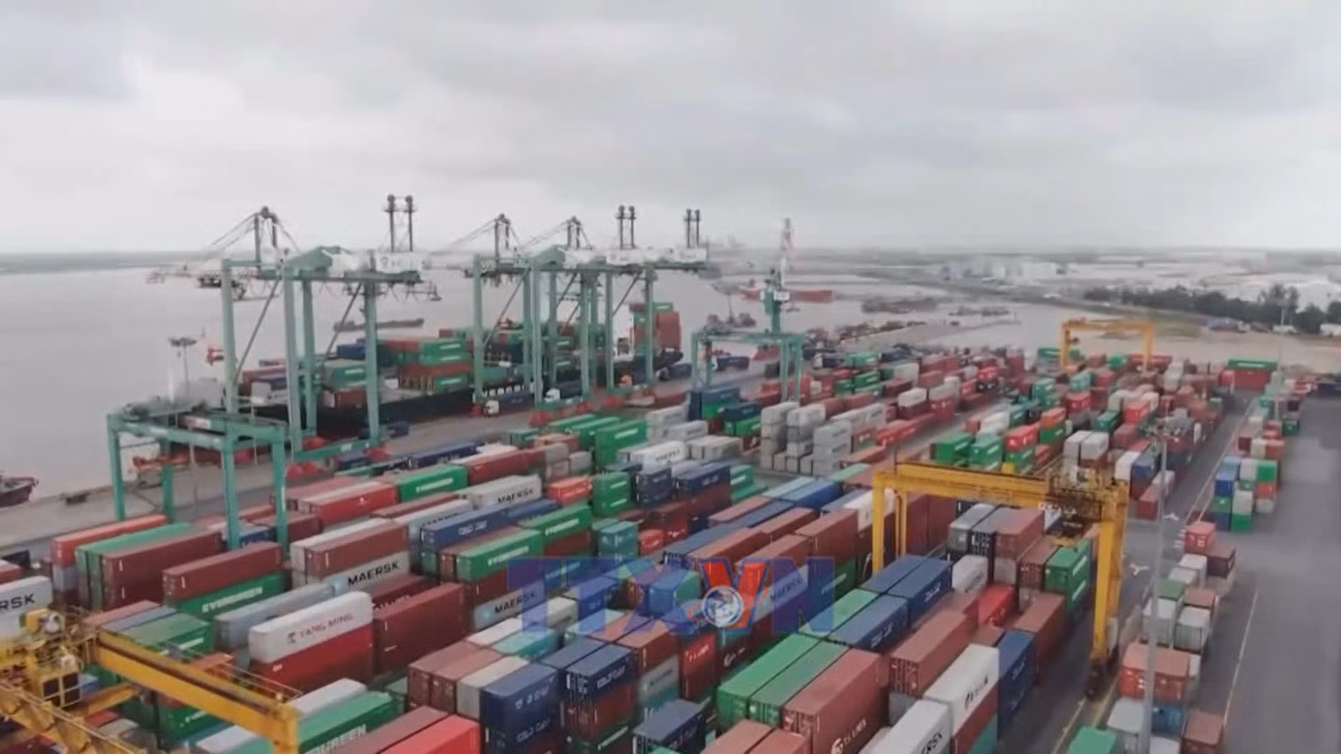 Lần đầu xuất nhập khẩu Việt Nam vượt mốc 900 tỷ USD