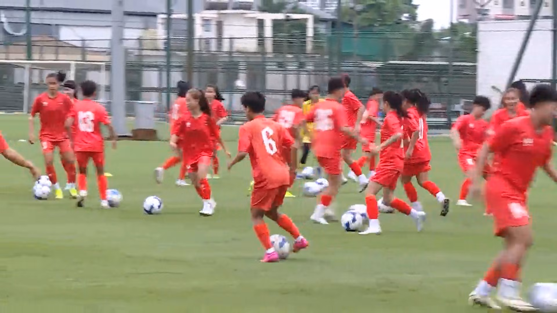 Đội tuyển U16 nữ Việt Nam tập luyện chuẩn bị cho giải vô địch Đông Nam Á 2025