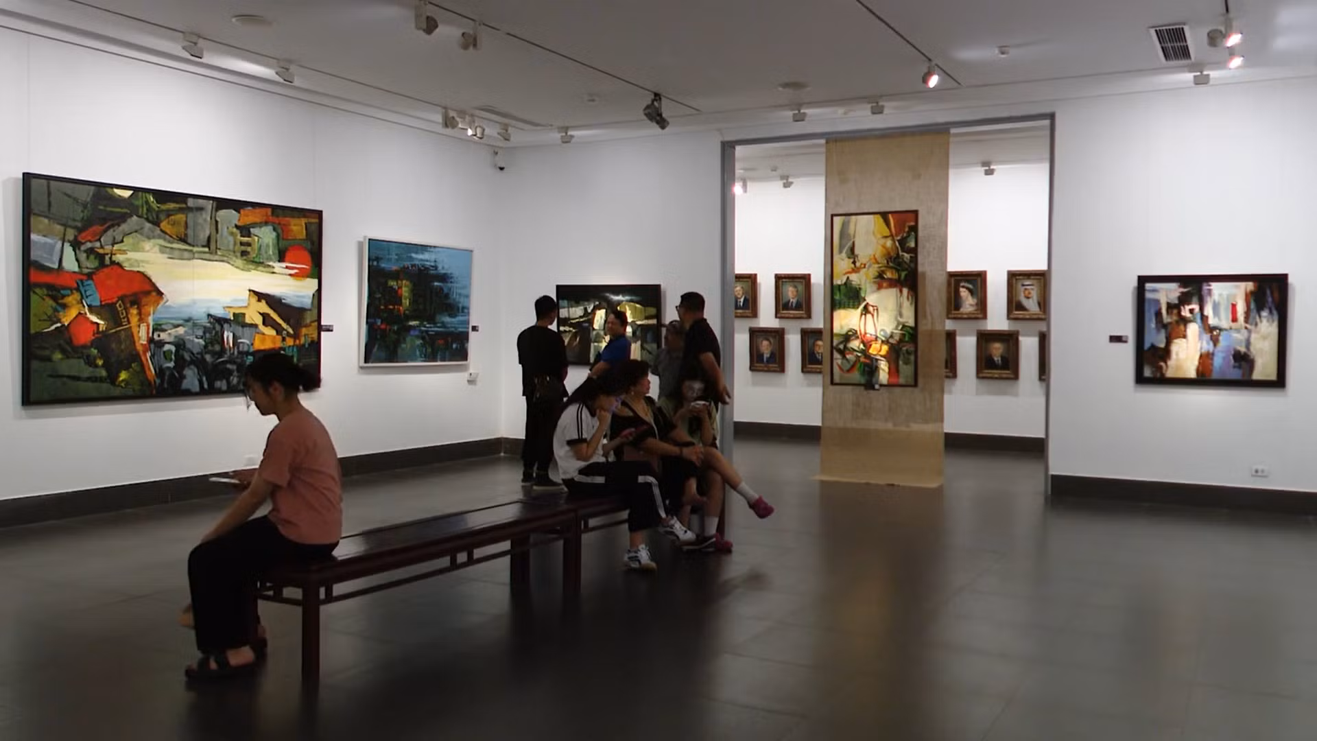 Phố Hà Nội đậm sắc màu trong tranh họa sĩ Đậu Quang Anh