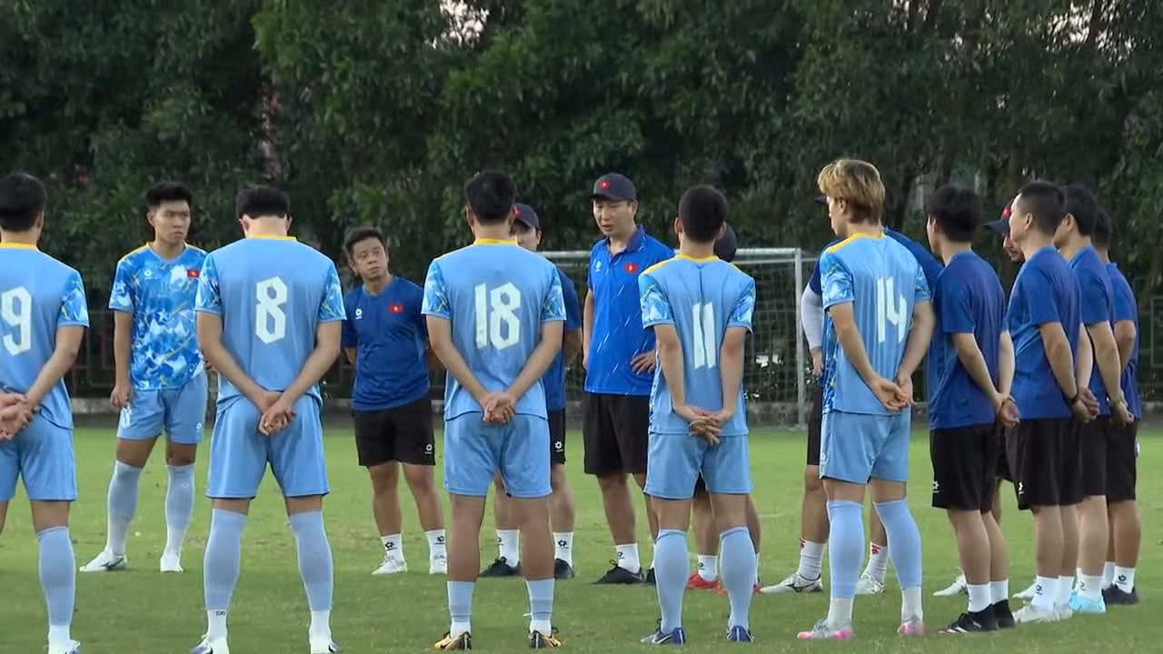 HLV Kim Sang Sik công bố danh sách 26 cầu thủ chuẩn bị cho SEA Games 33