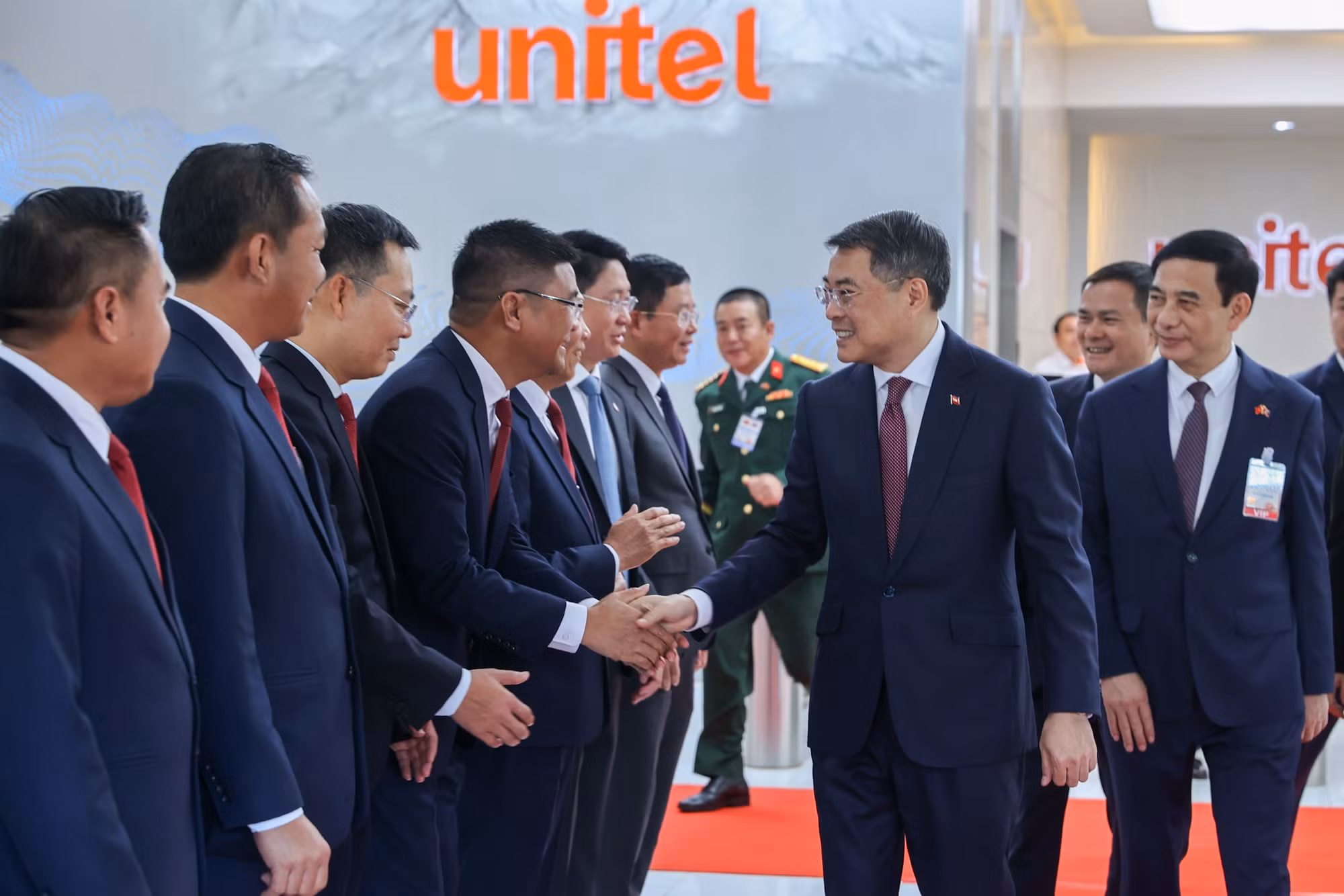 2-thu-tuong-den-tham-tru-so-unitel.jpg