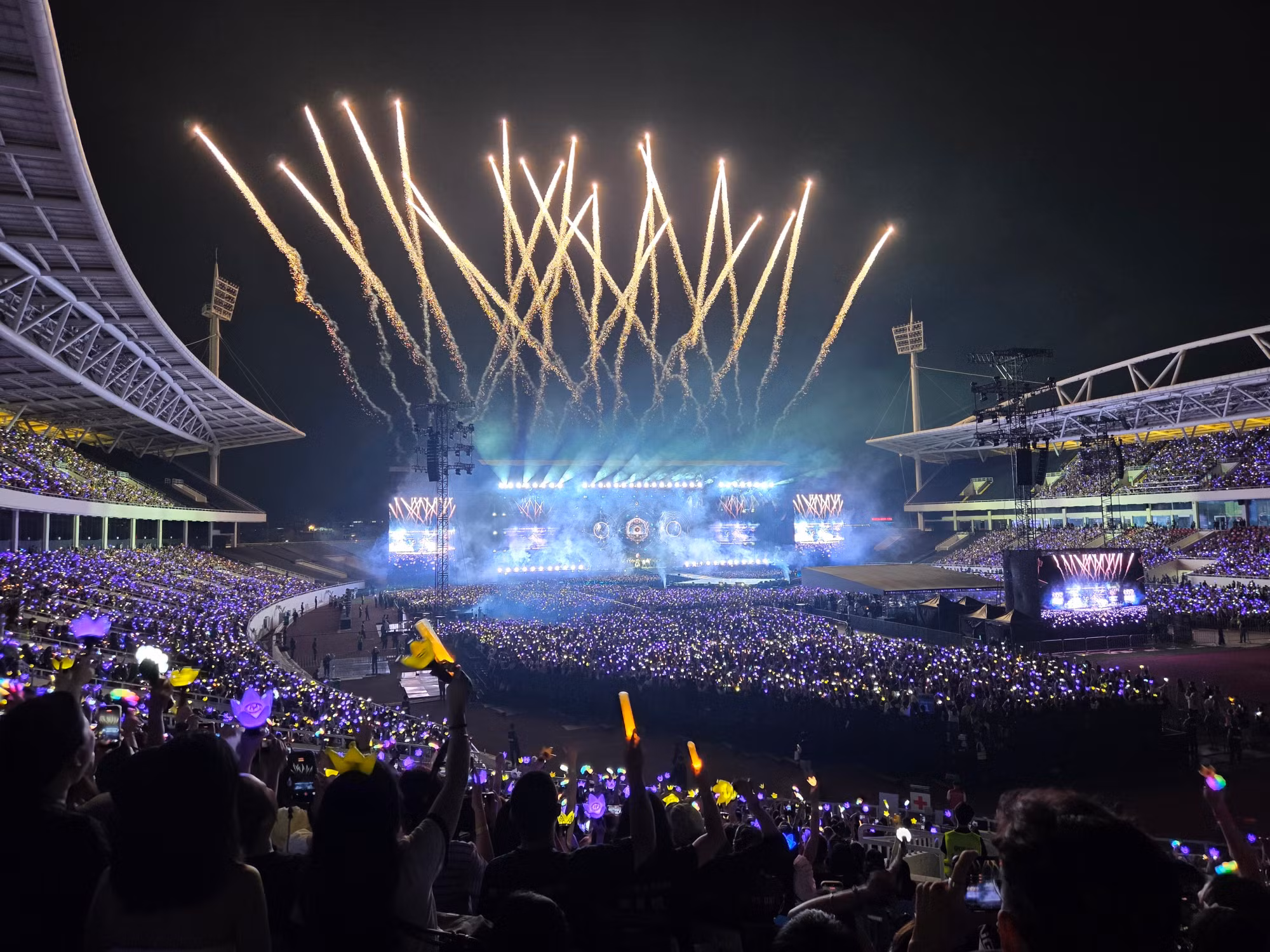 Khán giả chìm đắm trong lễ hội âm nhạc của BIGBANG.