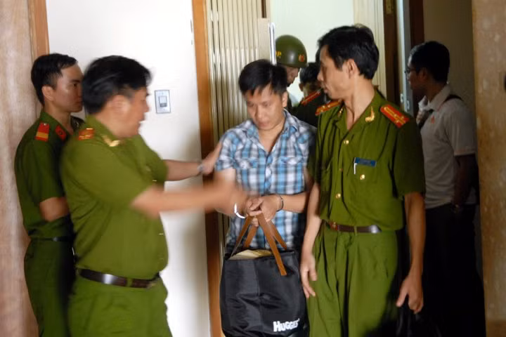 Triệt phá đường dây chuyên trộm cắp tài khoản thẻ tín dụng ảnh 3