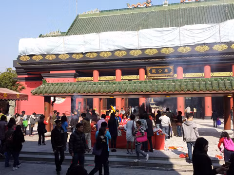 Thanh niên Hong Kong mong khỏe, giỏi, giàu ảnh 1